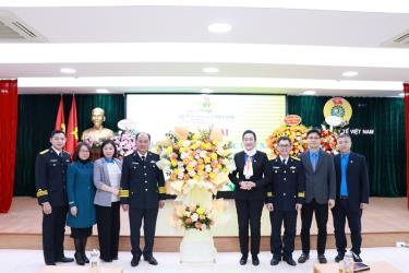 Thủ trưởng Bộ Tư lệnh Vùng 4 Hải quân chúc mừng các y, bác sỹ nhân Ngày Thầy thuốc Việt Nam.